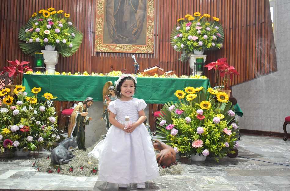 Niña bautizada en la iglesia